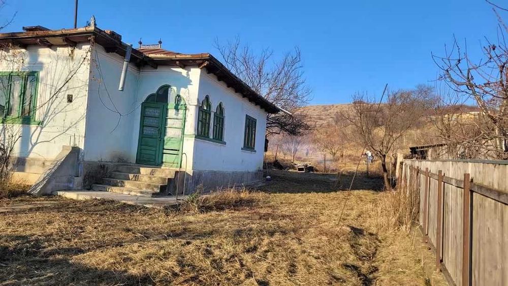 Teren 1.794mp cu casă bătrânească din caramida – in orașul Hârlău, la doar 500 m de Colegiul Național
