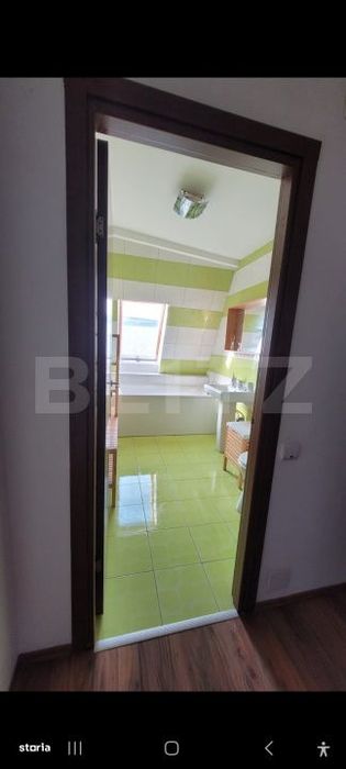 Apartament cu 2 camere, semidecomandat, etaj 3/3,  cu parcare, zona Mu