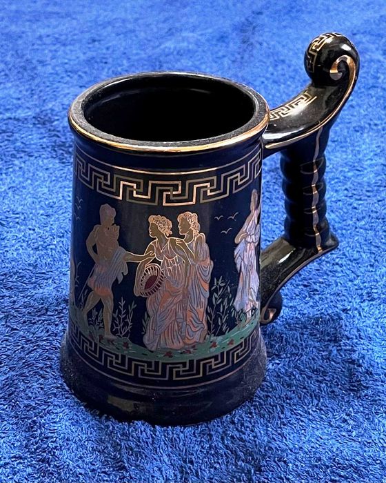 halba cu toarta din material ceramic cu modele grecesti
