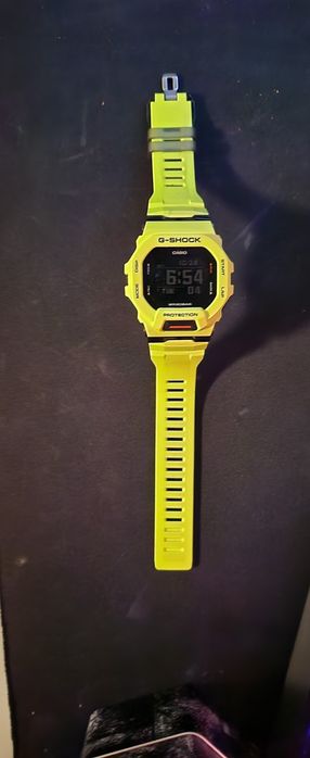 Ceas G Shock Squad neon purtat odată