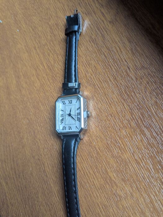 Ceas de damă în culoare neagră