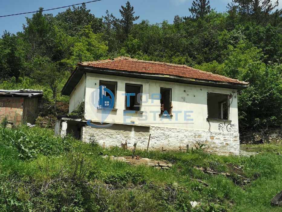 Тухлена къща за ремонт с прекрасна панорама в град Дряново