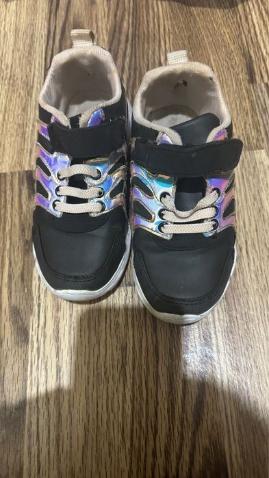 Продаю детские кроссовки для девочки