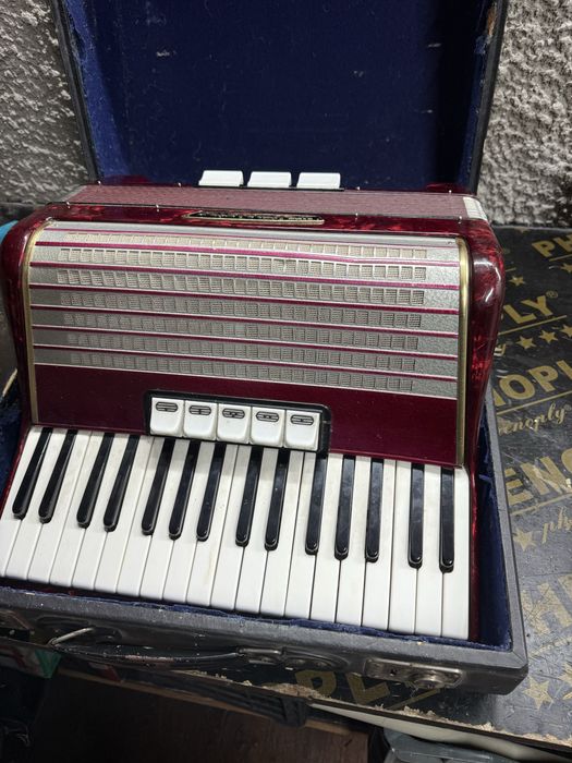 Немски акордеон Weltmeister с куфар