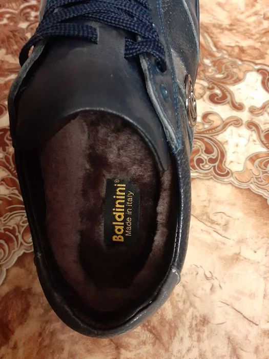 Кроссовки зимние, кожаные.