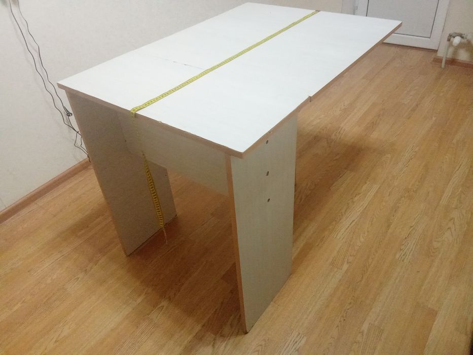 Выдвижной стол. Возможен торг.