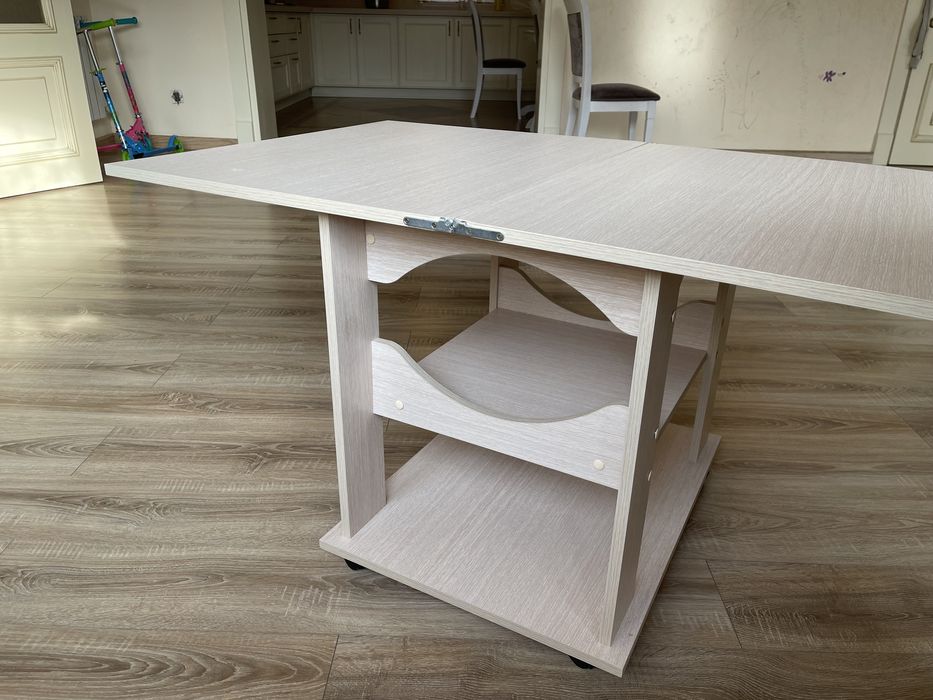 Журнальный стол из дерева