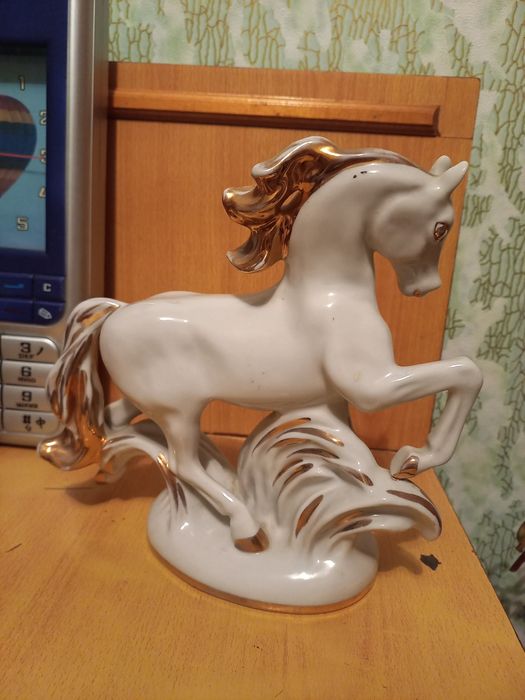 Продам форфоровую статуэтку