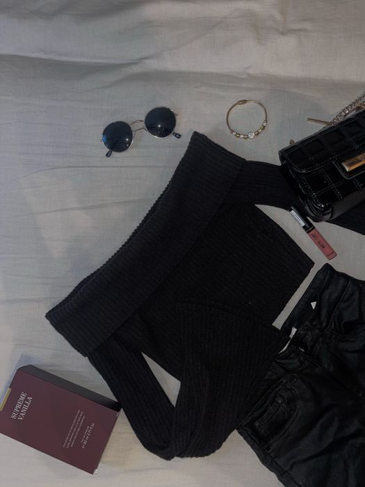 Top pulover negru pe umeri