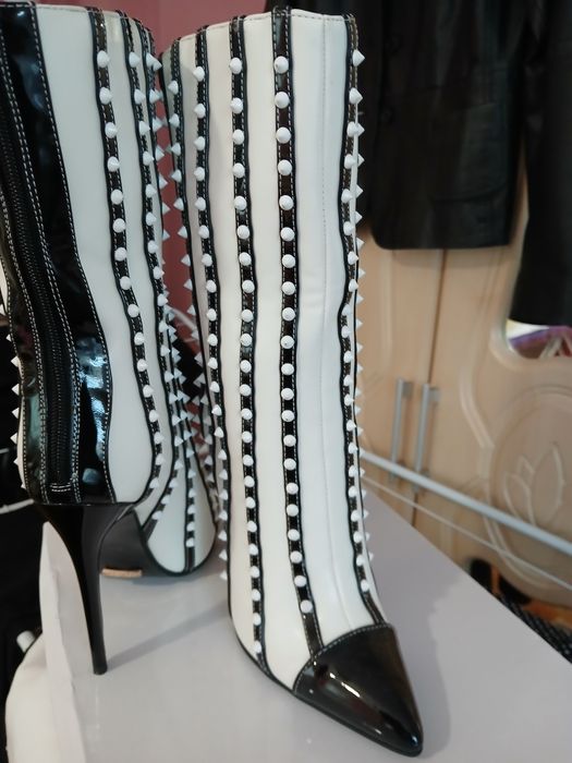 Botine lungi ,toc înalt de 12 cm  Urgent