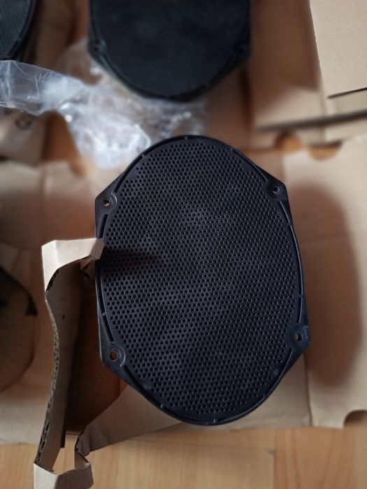 Vând 4 boxe / difuzoare auto , forma ovală, sunt noi.
