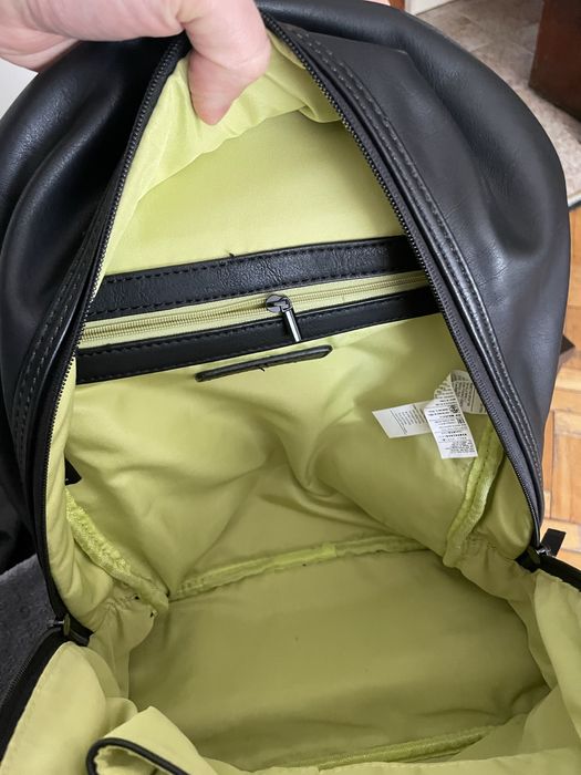 Продавам черна раница Sisley от еко кожа с неонова подплата