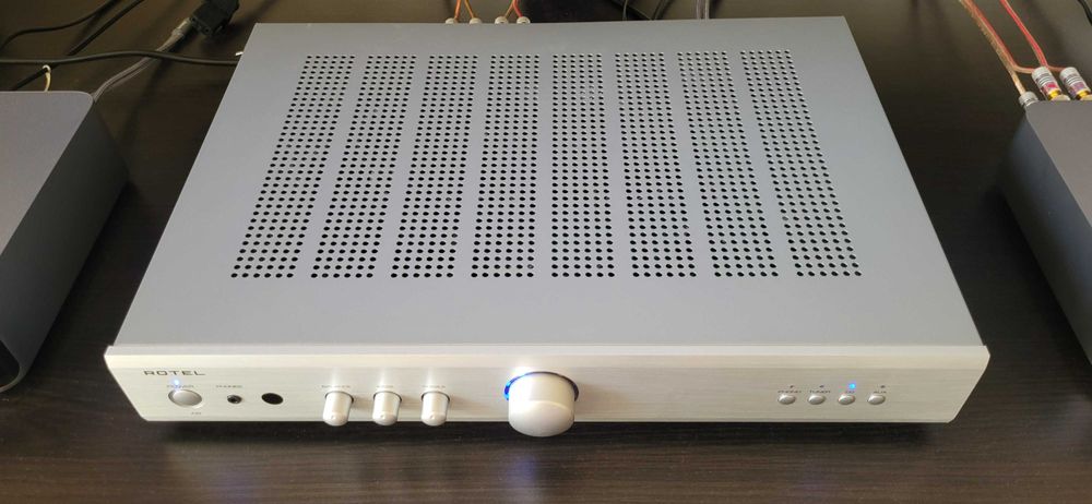Amplificator Rotel A8, nou la cutie, sunet de calitate la preț mic, preț în magazin 1600 lei, prețul meu 900 lei, fotografii reale