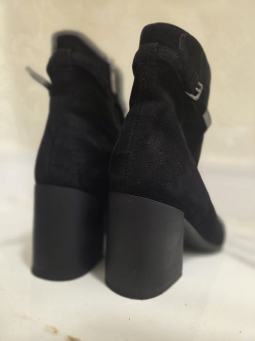 Сапоги замшевые на каблуке.