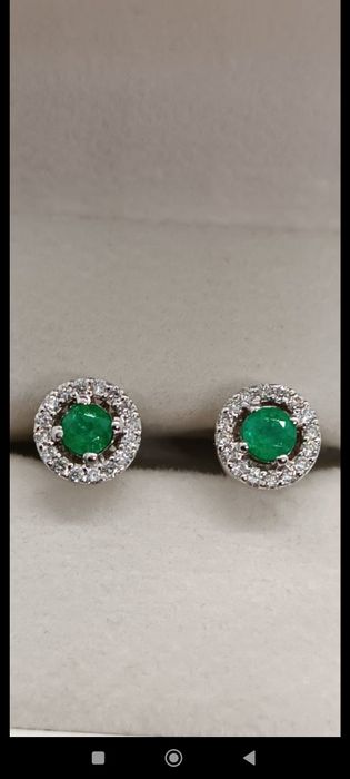 Золотые серьги-гвоздики.