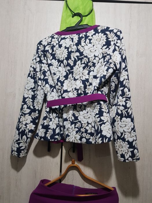 Продаётся костюм. 40р турец.