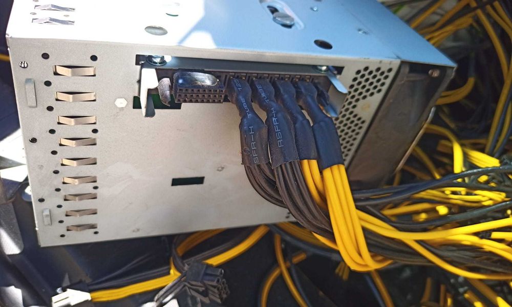 Sursă server Emerson 1975W IBM 39Y7203 12V 162A – ideală minerit / laborator
