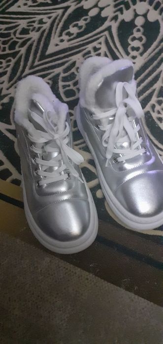 Продам новые ботинки женские