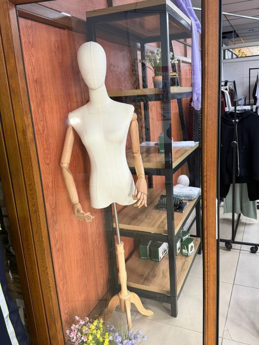 Рейлы, манекен, столы для бутика