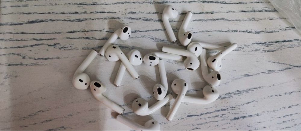 Продам наушники левый ухо и правый ухо airpods 2