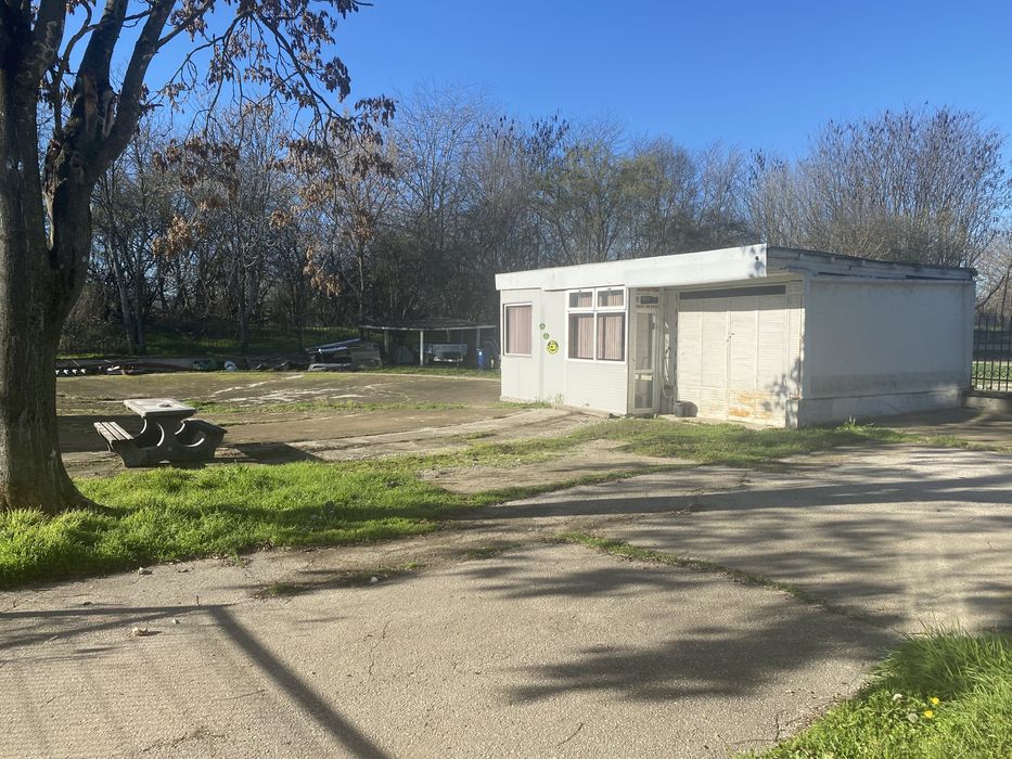 Дава се под наем Гараж / Паркомясто в Долна Оряховица - 1000 кв.м за 398.82 € - Снимка #2