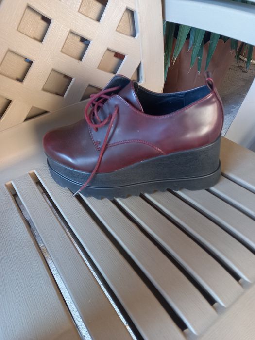 Модни лачени ботуши