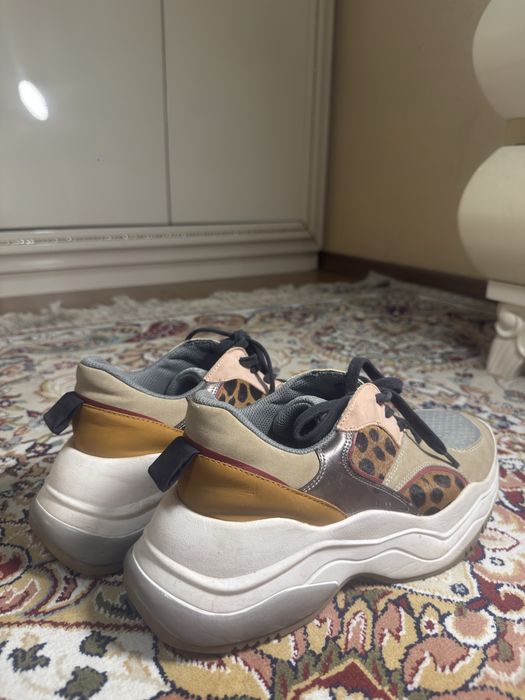 Продаю женские кроссовки Zara