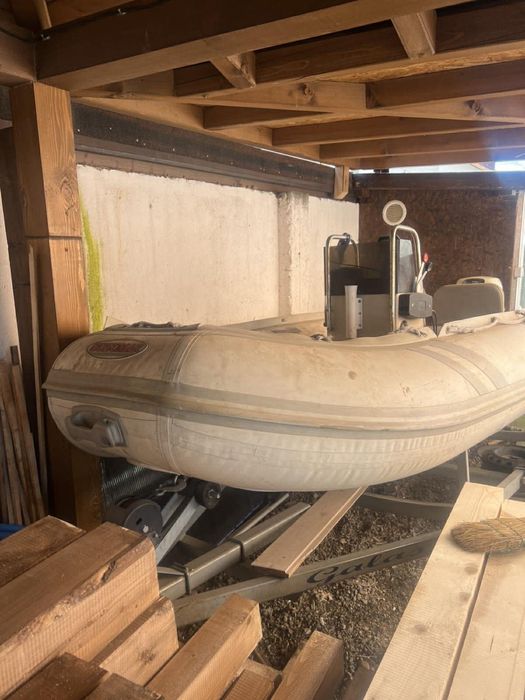 Лодка RIB с двигател