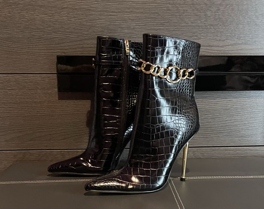 Елегантни дамски боти