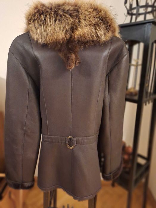 Haina tip cojoc din blana miel cu guler raton.