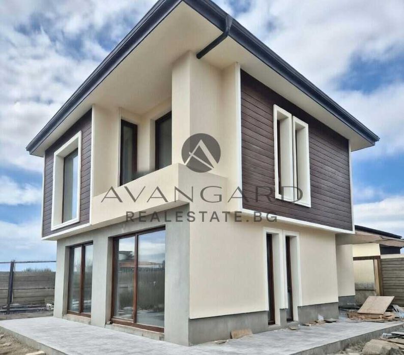 оф.25615 Самостоятелна къща с двор/ Скутаре