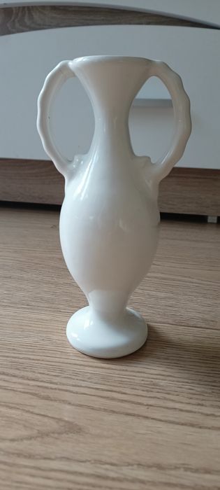 Ръчно рисувана бяла ваза