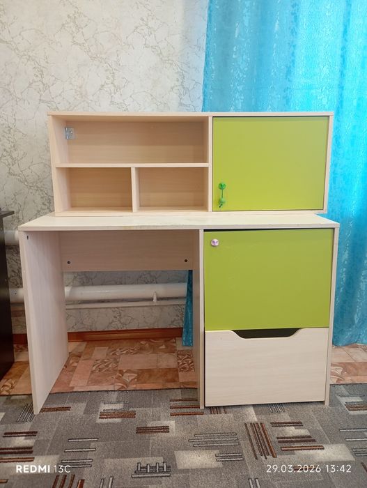 Продам письменный стол и полку