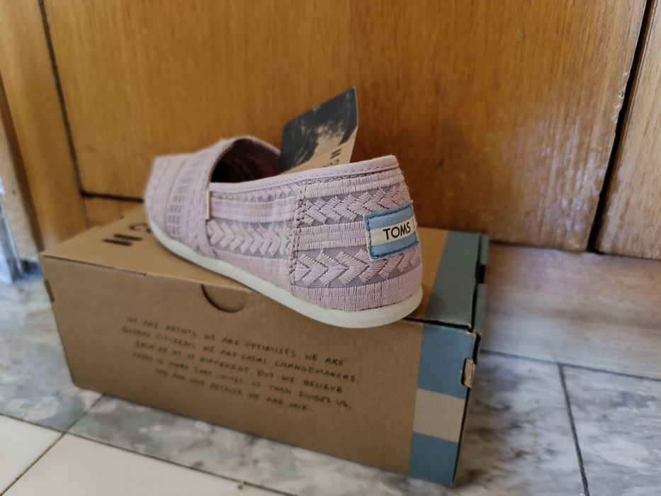 Обувки Toms на равна подметка