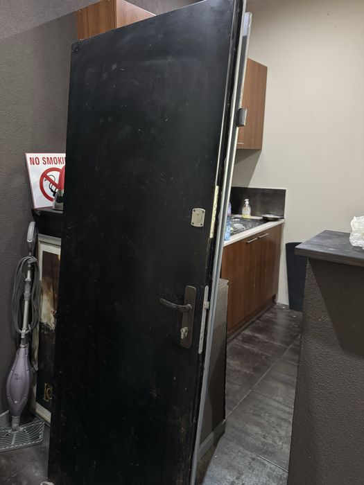 Продават се две Масивни врати с рамки