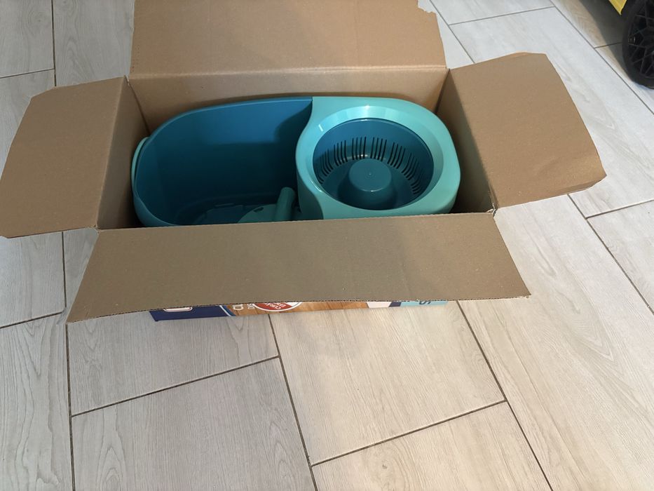 Set Leifheit Clean Twist compus din găleată și mecanism de stoarcere pentru mop.