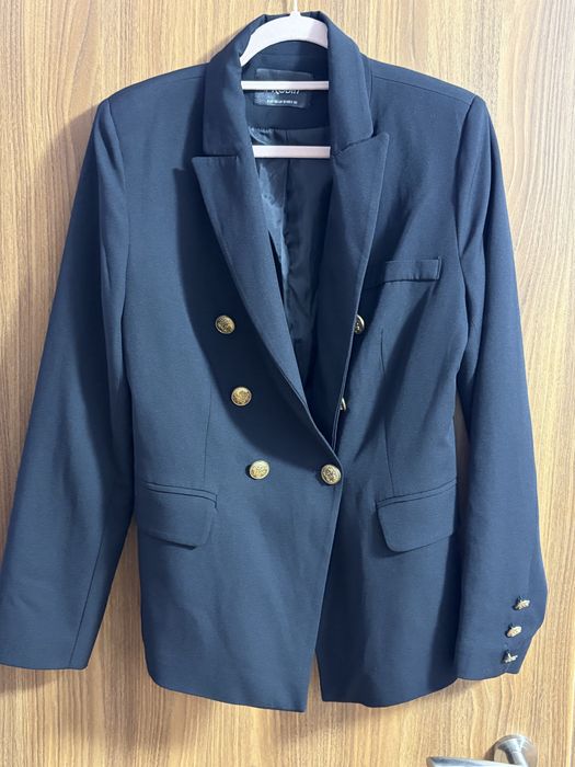 Черно сако със златисти копчета