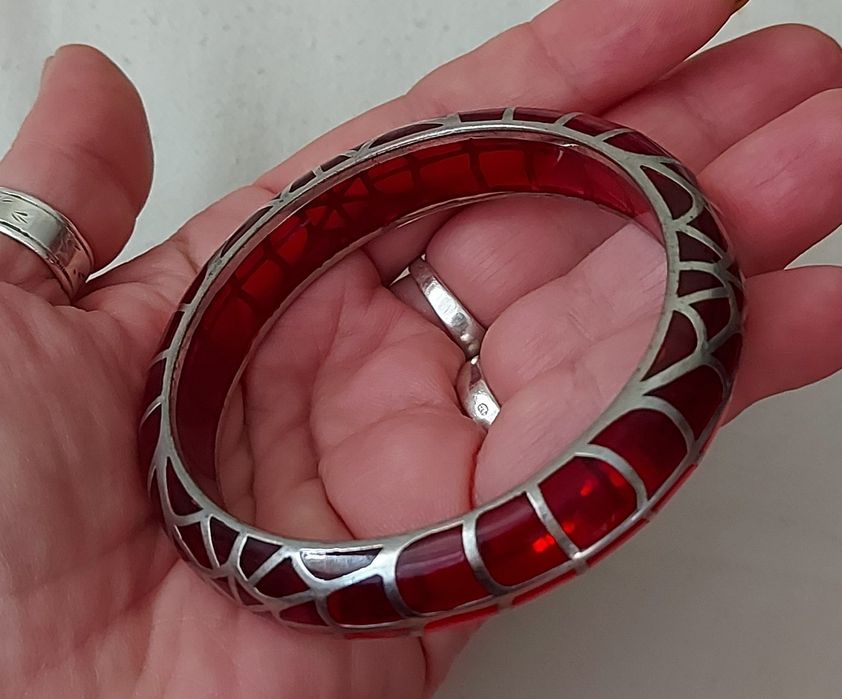 Винтидж / Гривна от луцит с обков