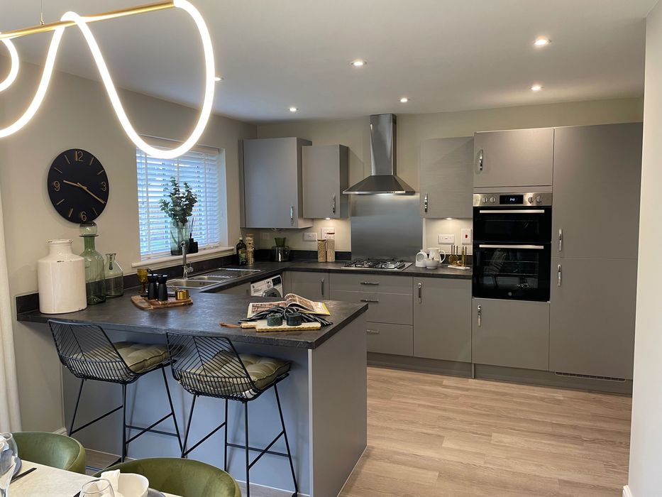 Полагане на шпакловки / бои / тапети