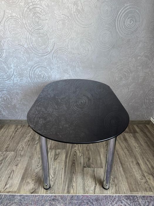 Продам стеклянный стол