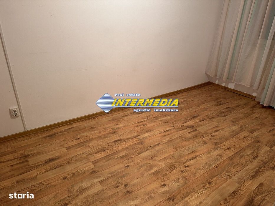 Apartament de închiriat 3 camere| etaj 3| zona Cetate