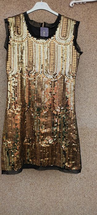 Официална копринена рокля подходяща за народни тържества.