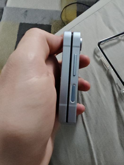 Samsung Galaxy Z Flip 6 256GB Blue - Estetic 10/10 - Defect parțial ecran