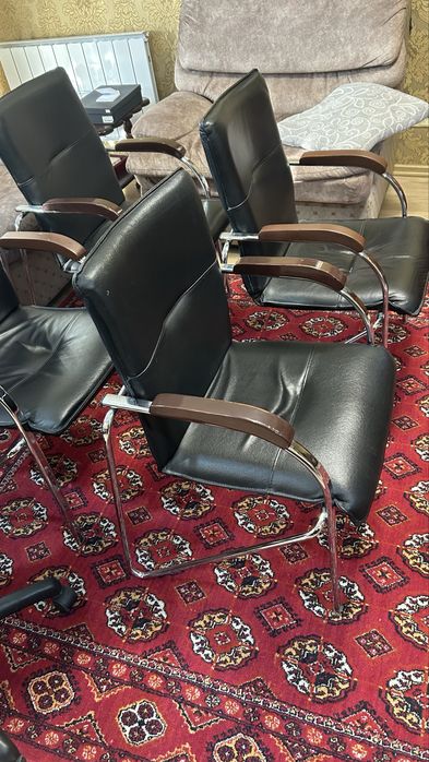 Офисные стулья для клиентов и сотрудников