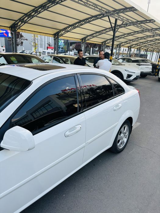 Yalangoch, keng taglikli ayollarning fotosuratlari