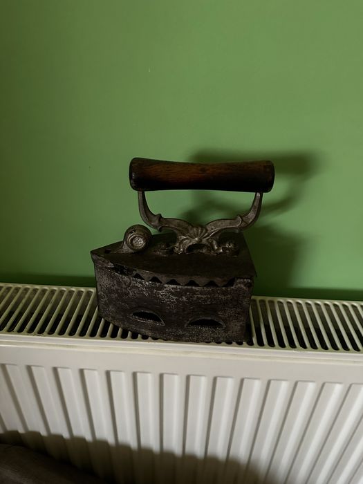 Fier de calcat antic