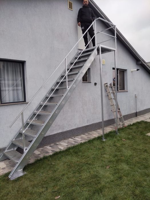 Scări metalice zincate și trepte