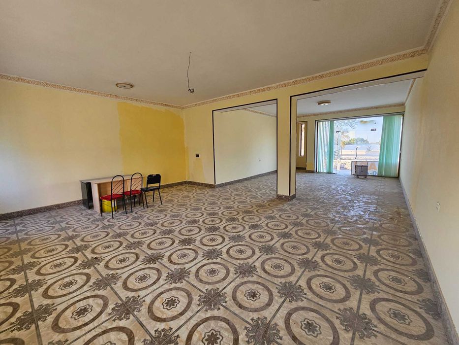 2 qavatli bino, magistralni yo'lini yoqasidan sotiladi.