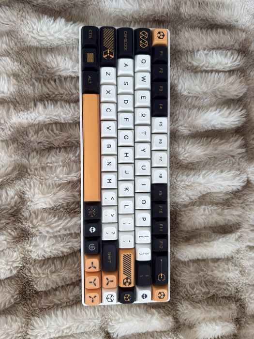 Механична клавиетура Tester68 с Gatheron Yellow суйтчове