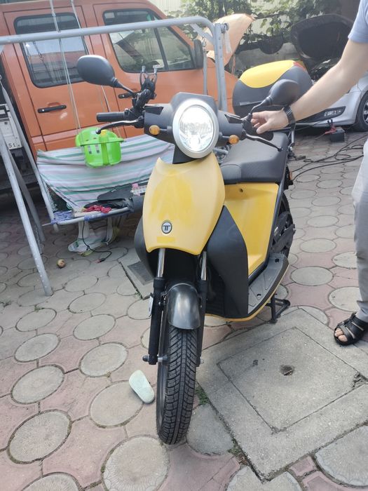 Vând scutere electrice cu 2500 de chilometri la bord .